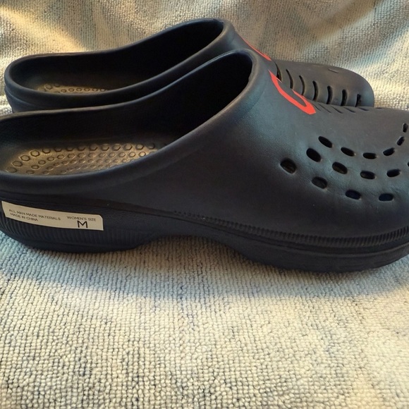Cleveland Guardians Navy Slip-On Clogs with Red Lettering - Picture 5 of 10